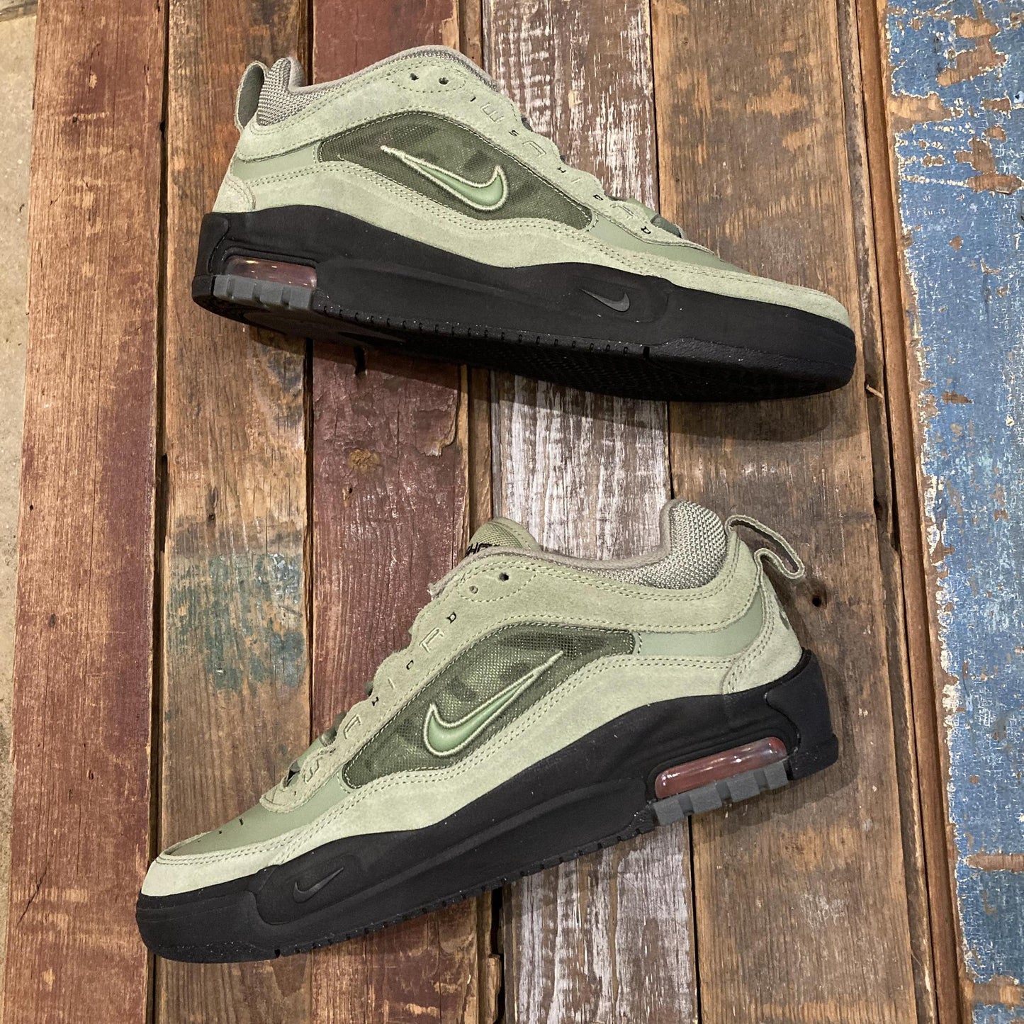 NIKE AIR MAX ISHOD Suede Oil Green
