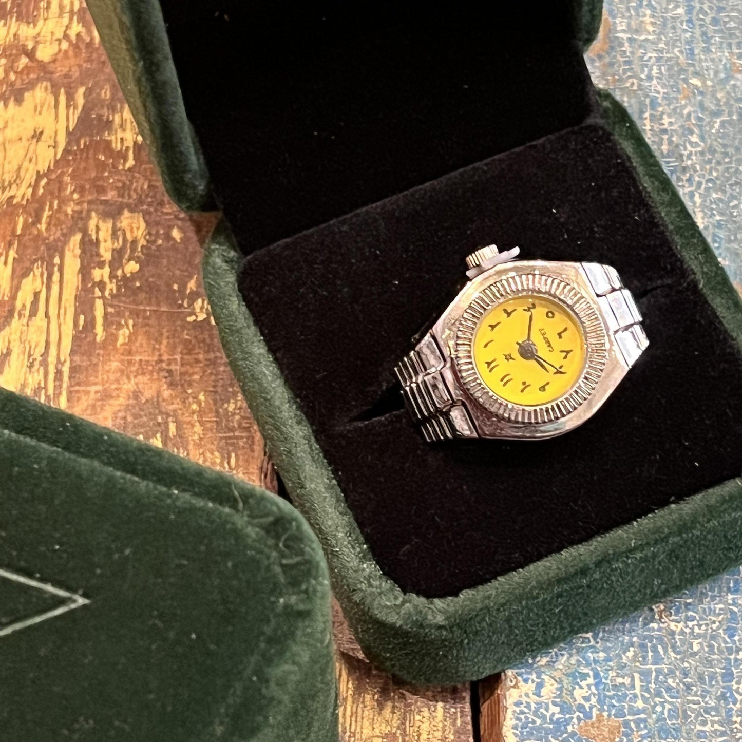 Carpet Company FINGER WATCH