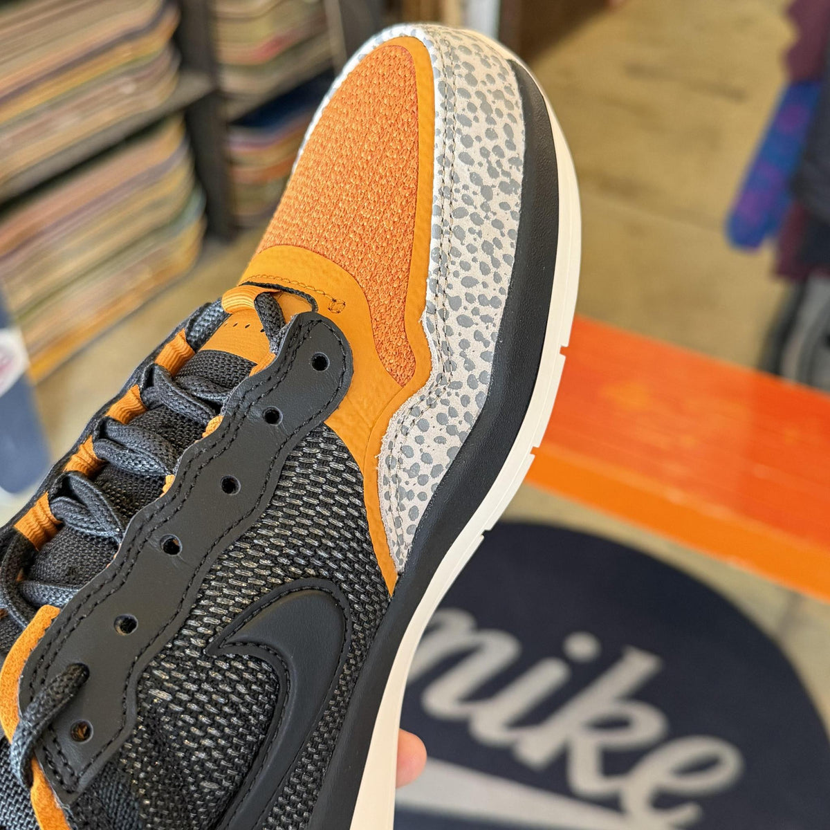 IR0460-001 NIKE SB PS8 Safari