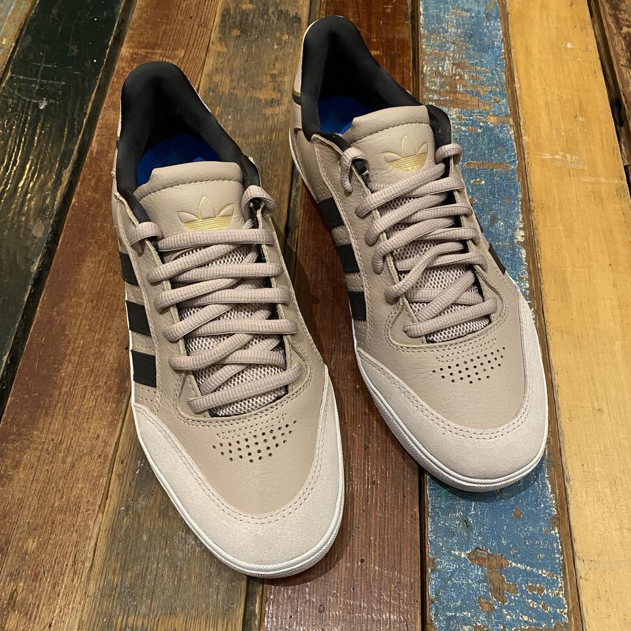 Adidas Tyshawn Low (Wonder Taupe/Carbon/Gold Met)