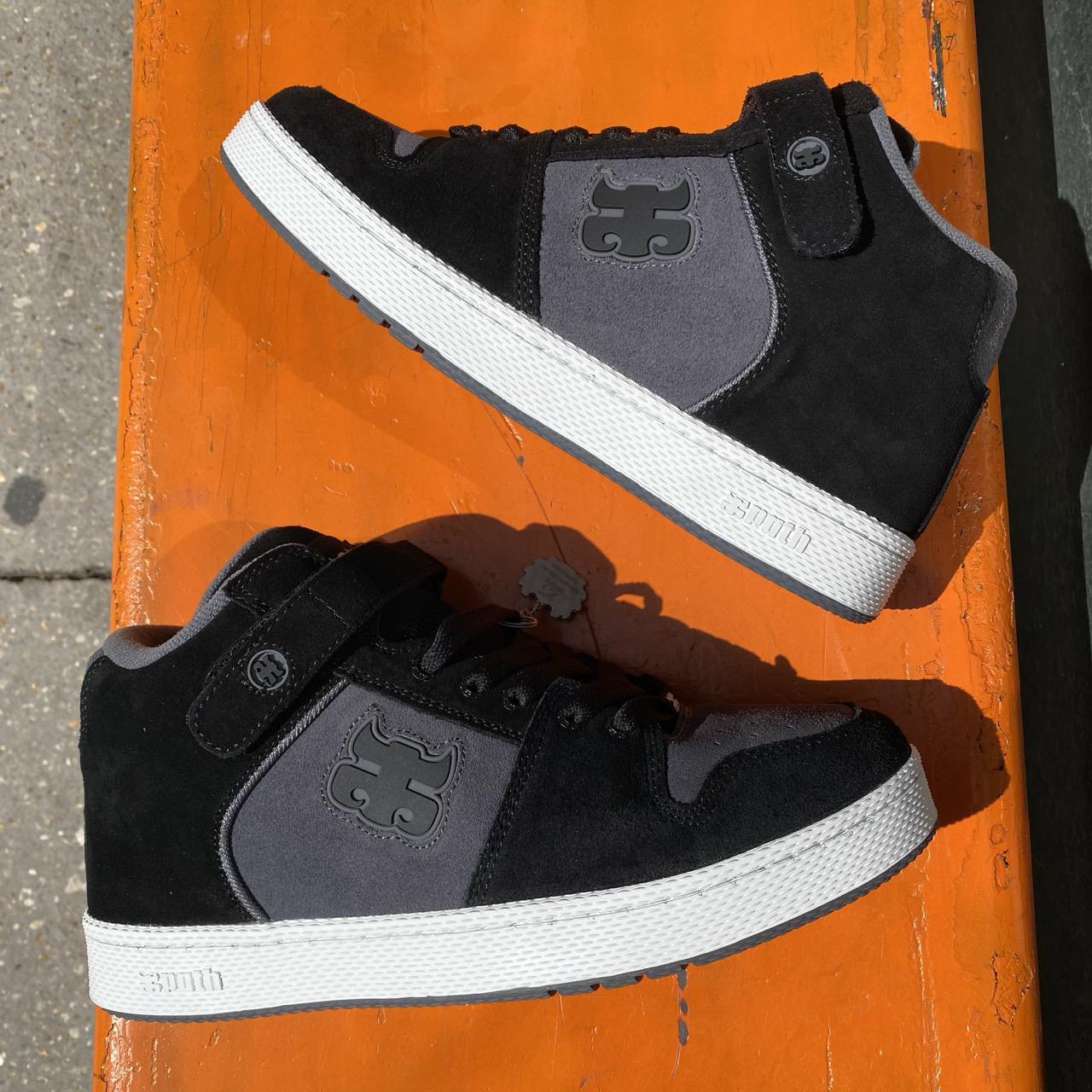 Ipath Grasshopper : (Black Suede)