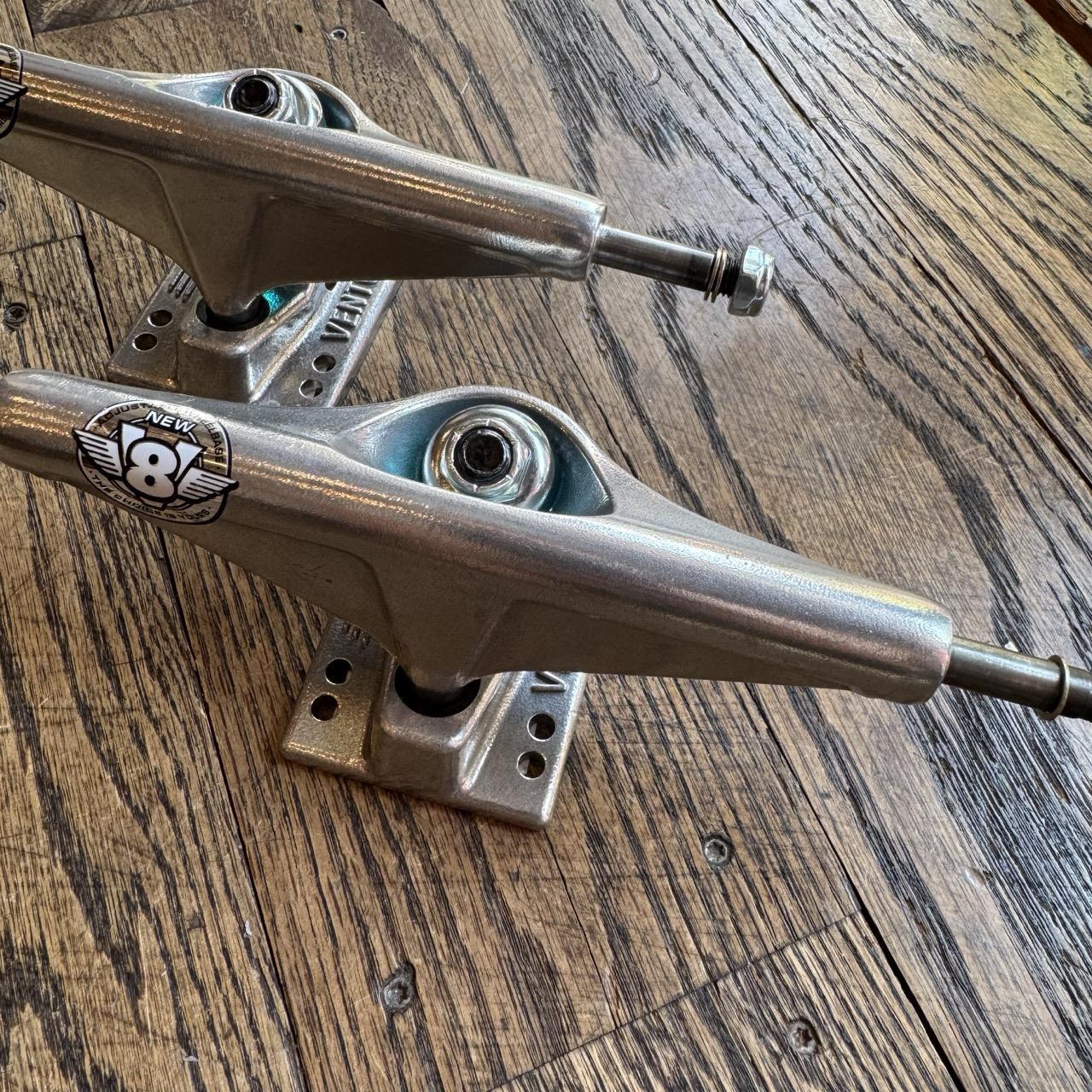 Venture 6.1 V8 Polished Trucks