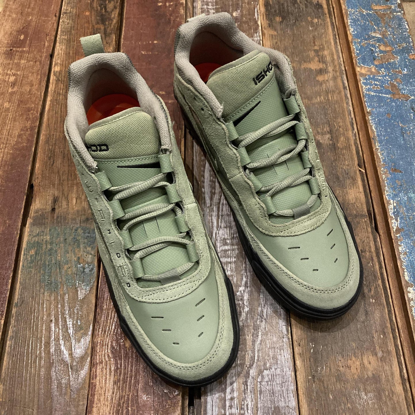 NIKE AIR MAX ISHOD Suede Oil Green