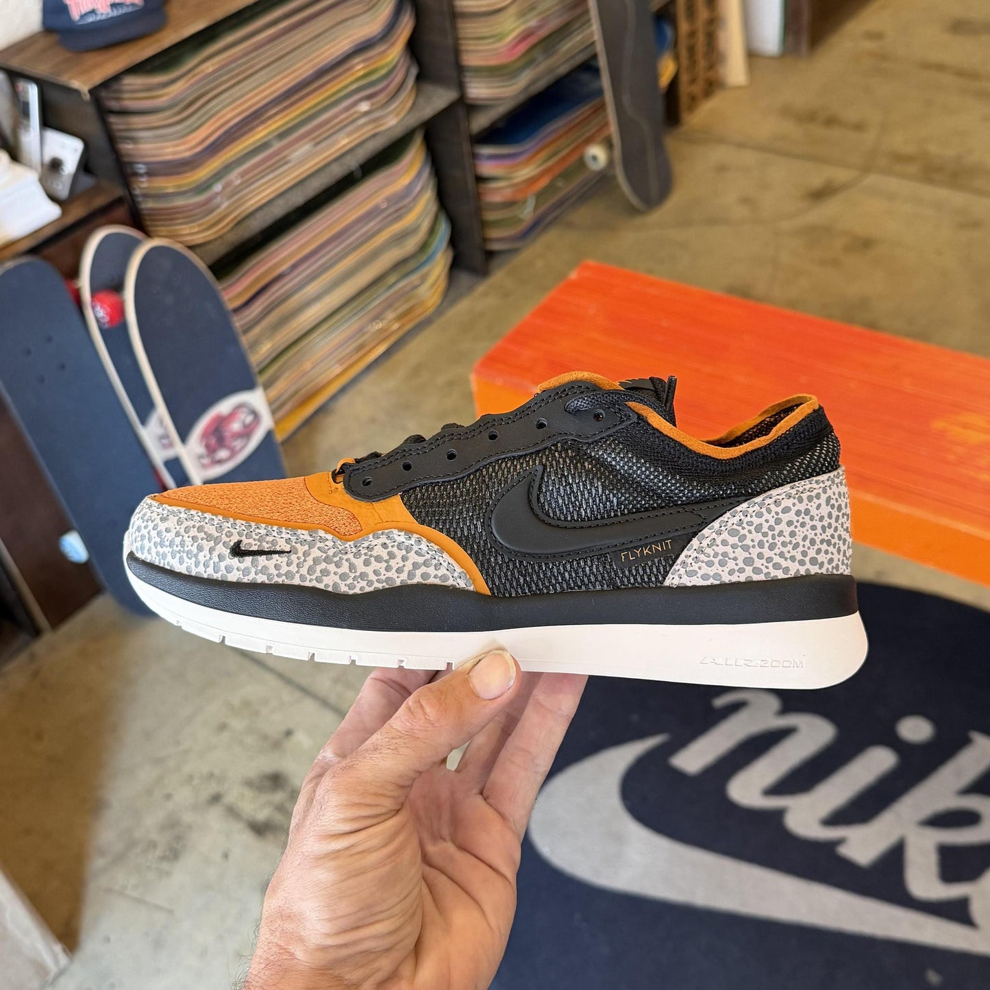 IR0460-001 NIKE SB PS8 Safari