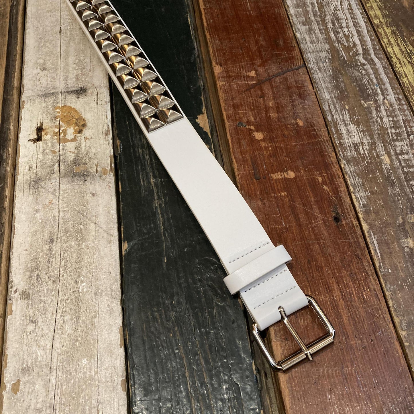 Loosey Stud Finder White Belt