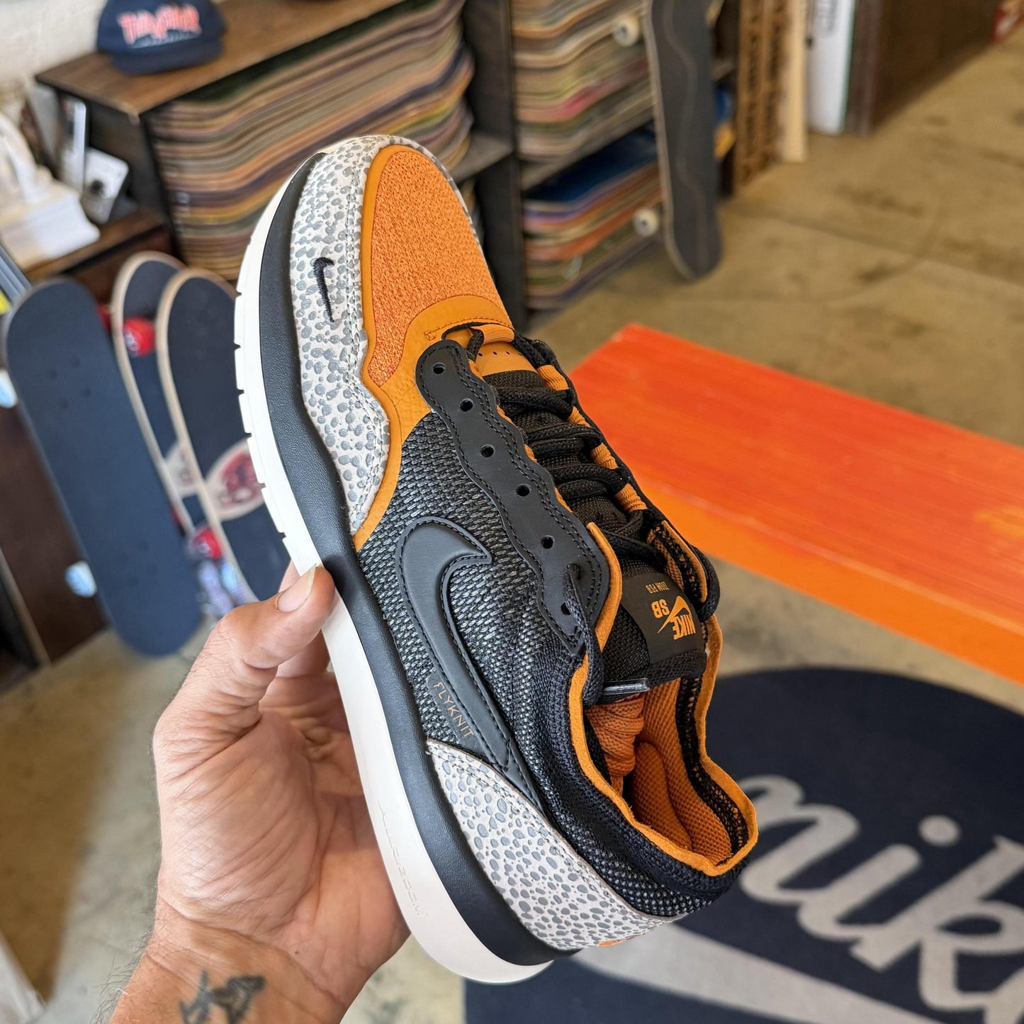 IR0460-001 NIKE SB PS8 Safari