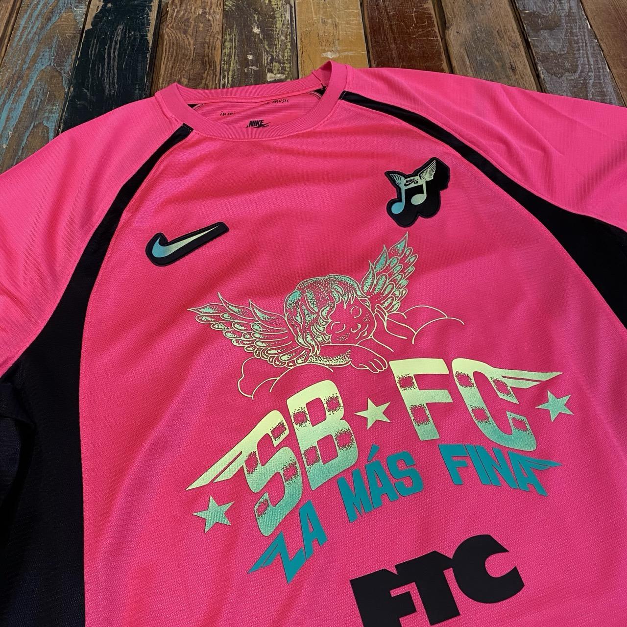 Nike SB X FC Short Sleeve Soccer Jersey (Hyper Pink)